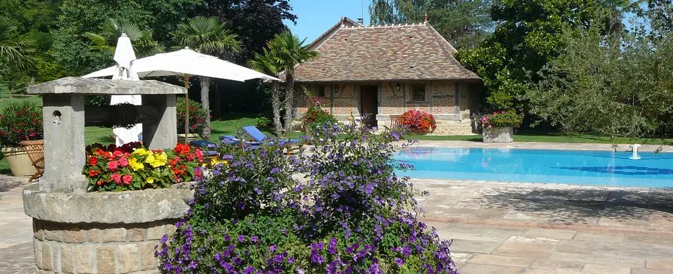 Maison traditionnelle, piscine et toiture rénovée